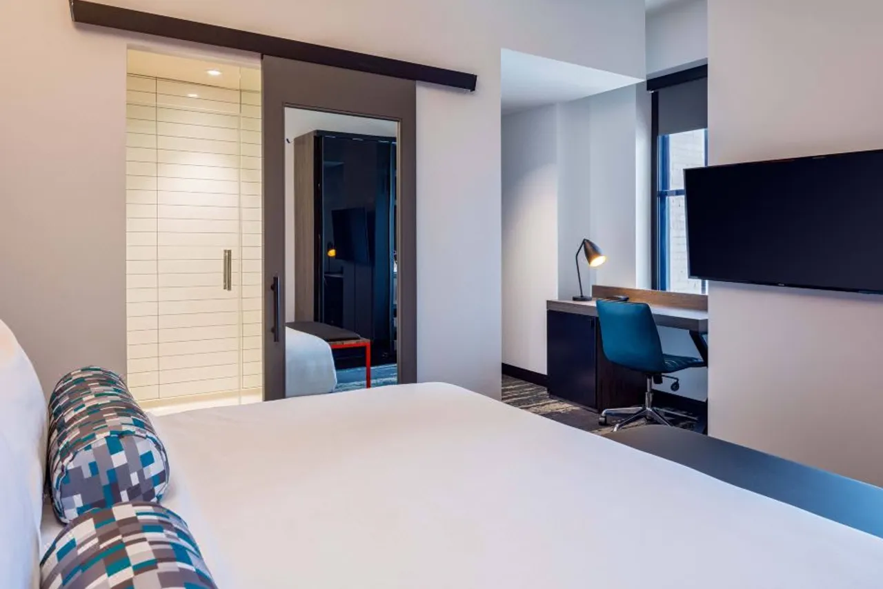 Aloft Philadelphia Downtown — rooms and atmosphere