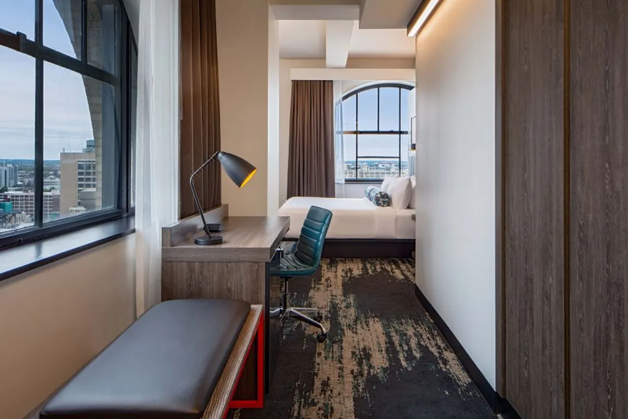 Aloft Philadelphia Downtown — rooms and atmosphere