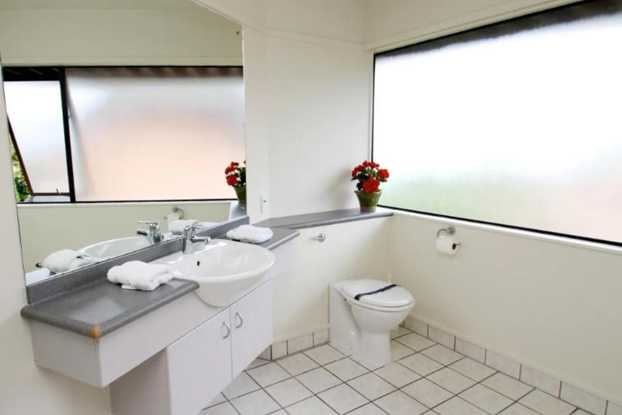 Aloha Lodge — rooms and atmosphere