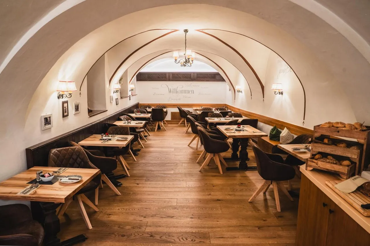 Altstadt Hotel Stadtkrug — ภาพห้องพักและบรรยากาศ