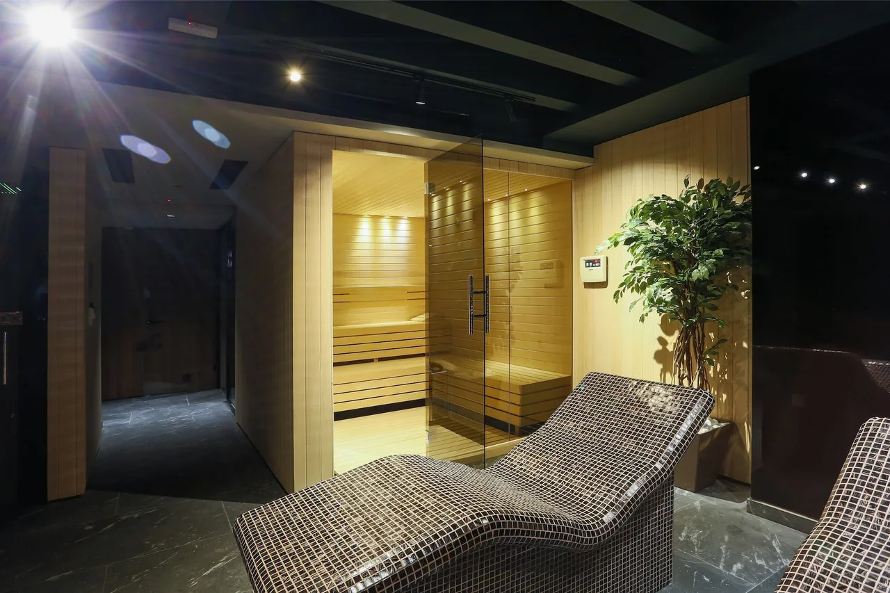 Ambasador Hotel — ภาพห้องพักและบรรยากาศ