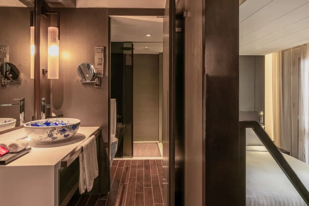 AMOY by Far East Hospitality — rooms and atmosphere