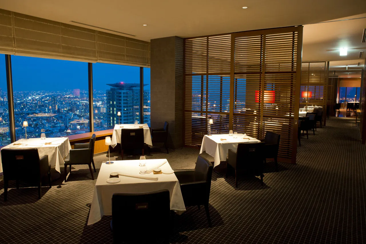ANA Crowne Plaza Kobe — rooms and atmosphere