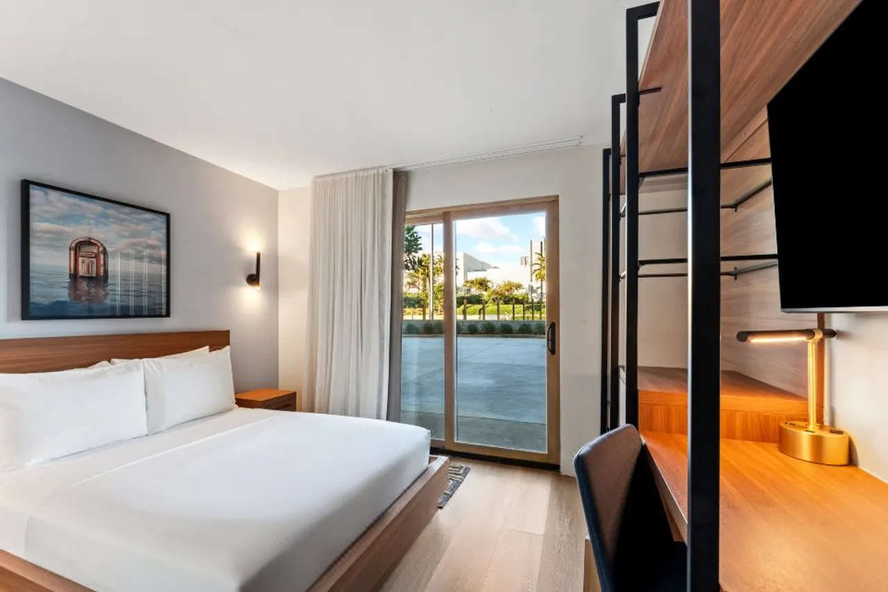 The Anthem Los Angeles Stadium District, Tapestry Collection by Hilton — rooms and atmosphere