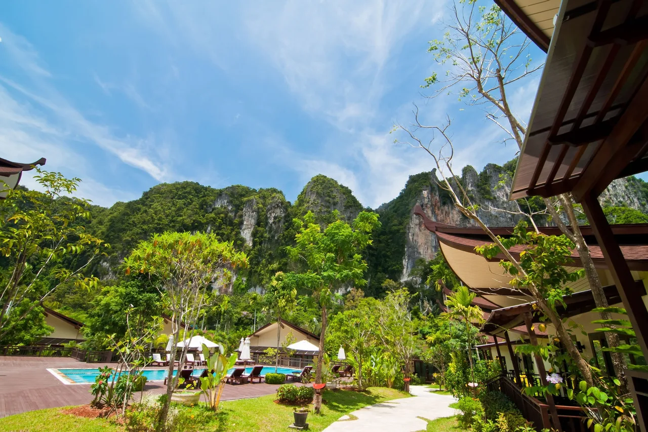 Aonang Phu Petra Resort, Krabi — rooms and atmosphere