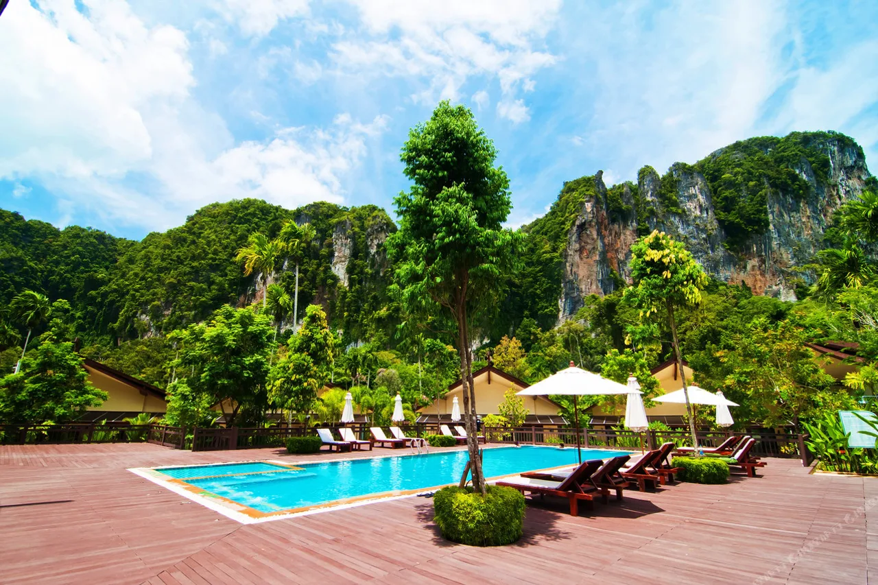 Aonang Phu Petra Resort, Krabi — rooms and atmosphere