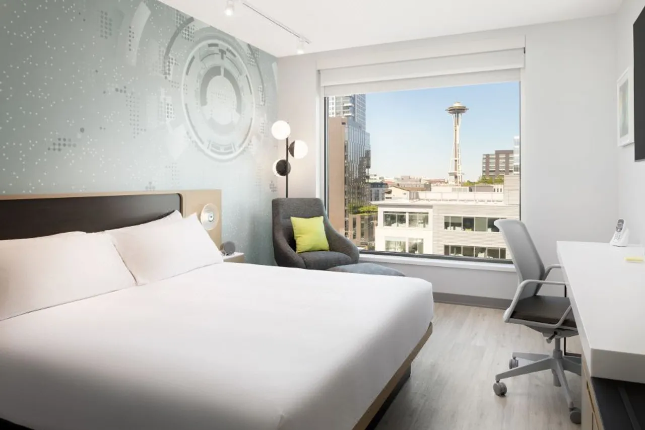 Astra Hotel, Seattle, a Tribute Portfolio Hotel by Marriott — rooms and atmosphere
