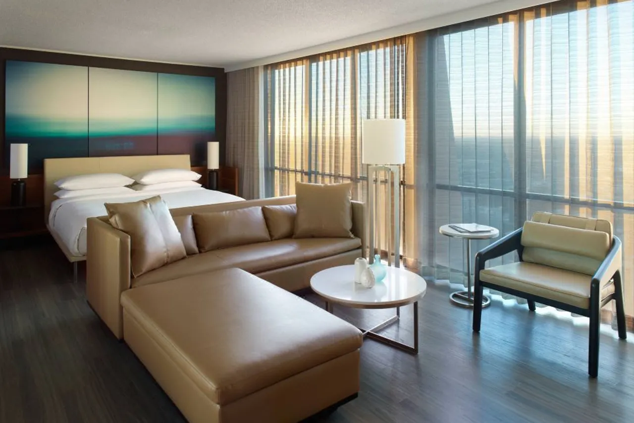 Atlanta Marriott Marquis — rooms and atmosphere