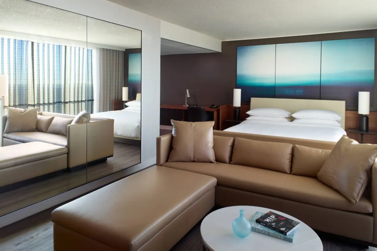 Atlanta Marriott Marquis — rooms and atmosphere