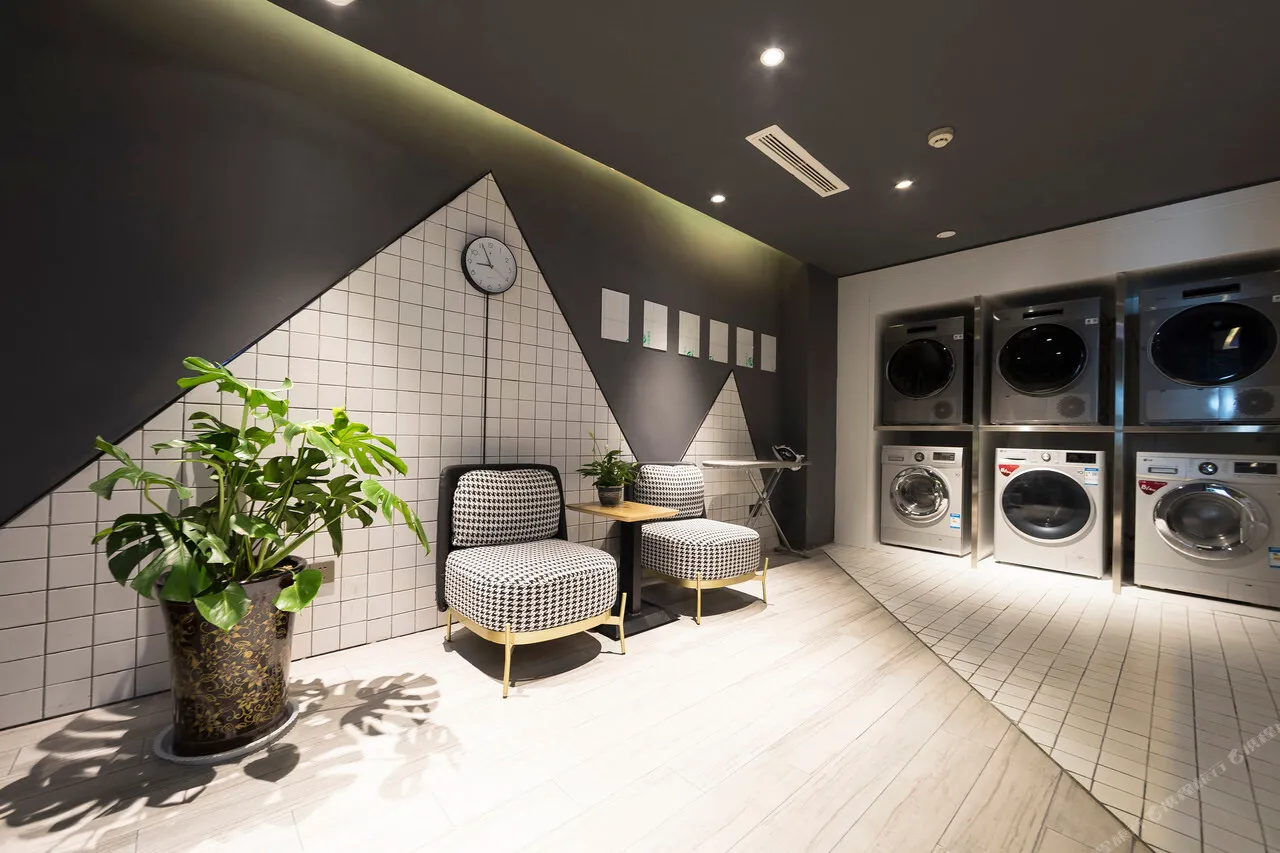 Atour Hotel Luoyang — rooms and atmosphere