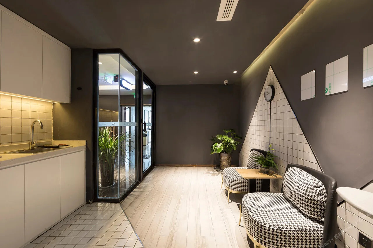 Atour Hotel Luoyang — rooms and atmosphere