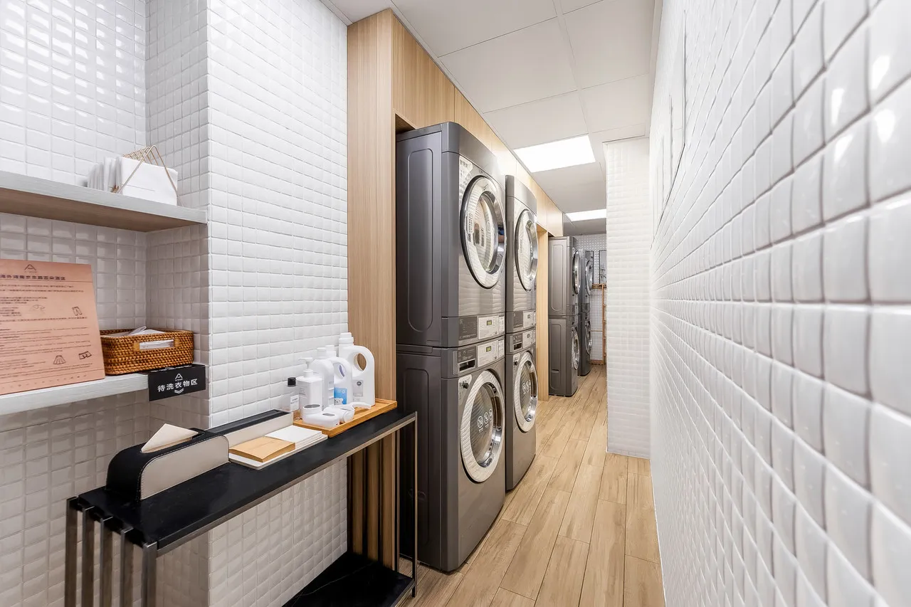 Atour Hotel Nanjing East Road on the Bund — rooms and atmosphere
