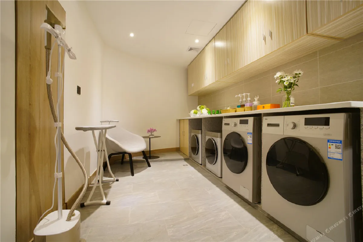 Atour Hotel Guangzhou Railway Station Sanyuanli — rooms and atmosphere