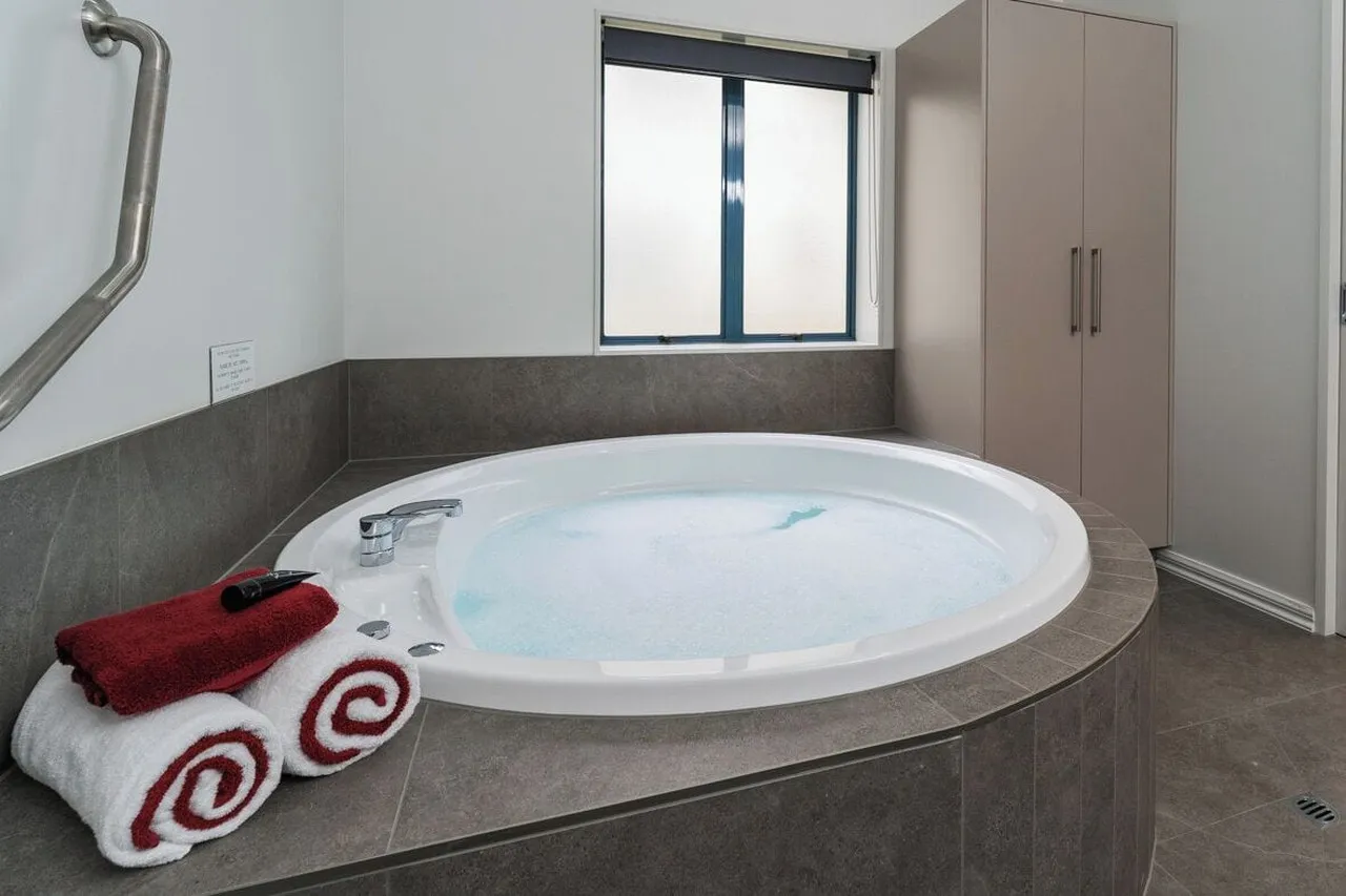 Aubyn Court Spa Motel — rooms and atmosphere