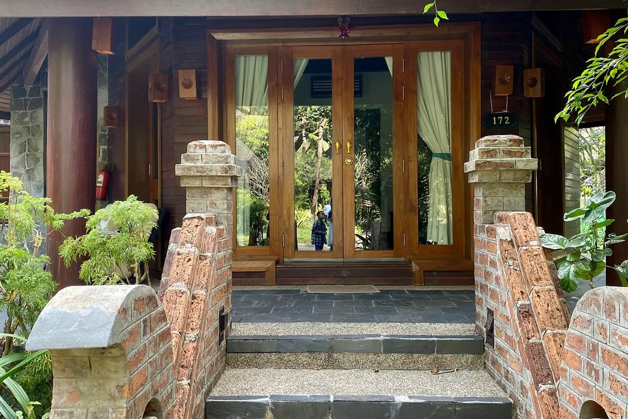 Aureum Palace Hotel & Resort Ngapali — rooms and atmosphere