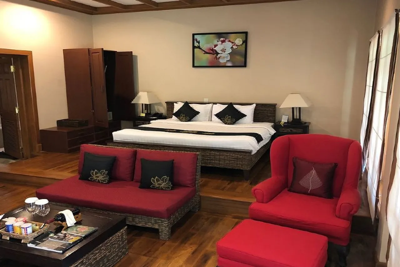 Aureum Palace Hotel & Resort, Pyin Oo Lwin — rooms and atmosphere