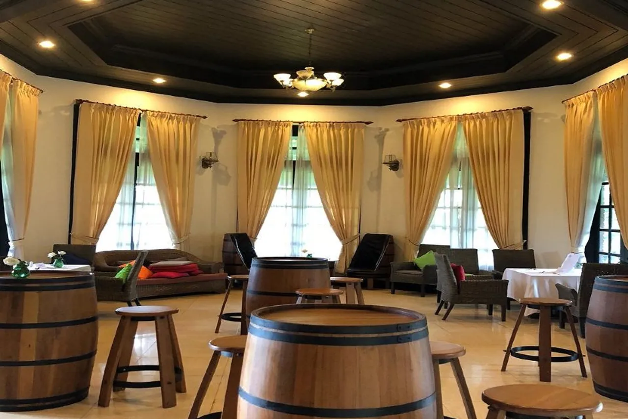 Aureum Palace Hotel & Resort, Pyin Oo Lwin — rooms and atmosphere