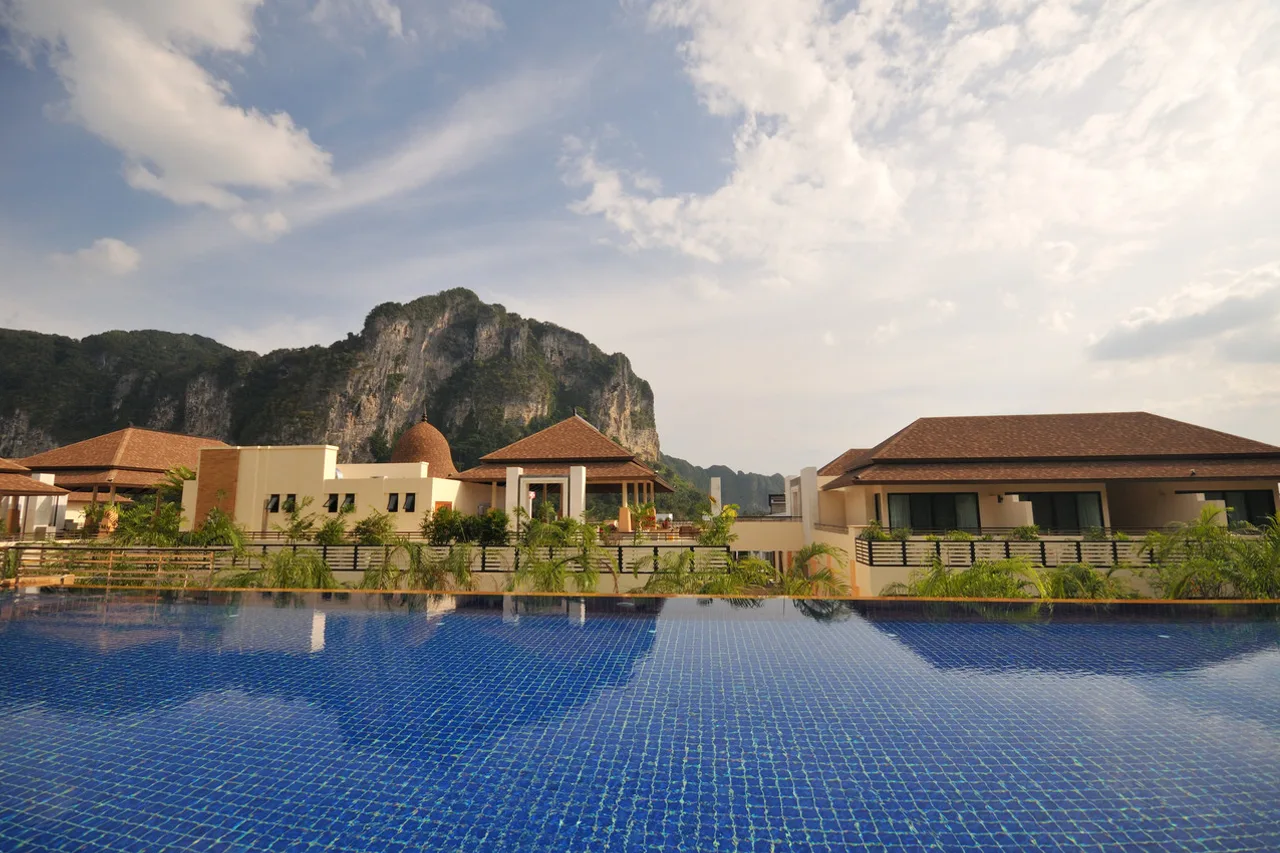 Avani Ao Nang Cliff Krabi Resort — rooms and atmosphere