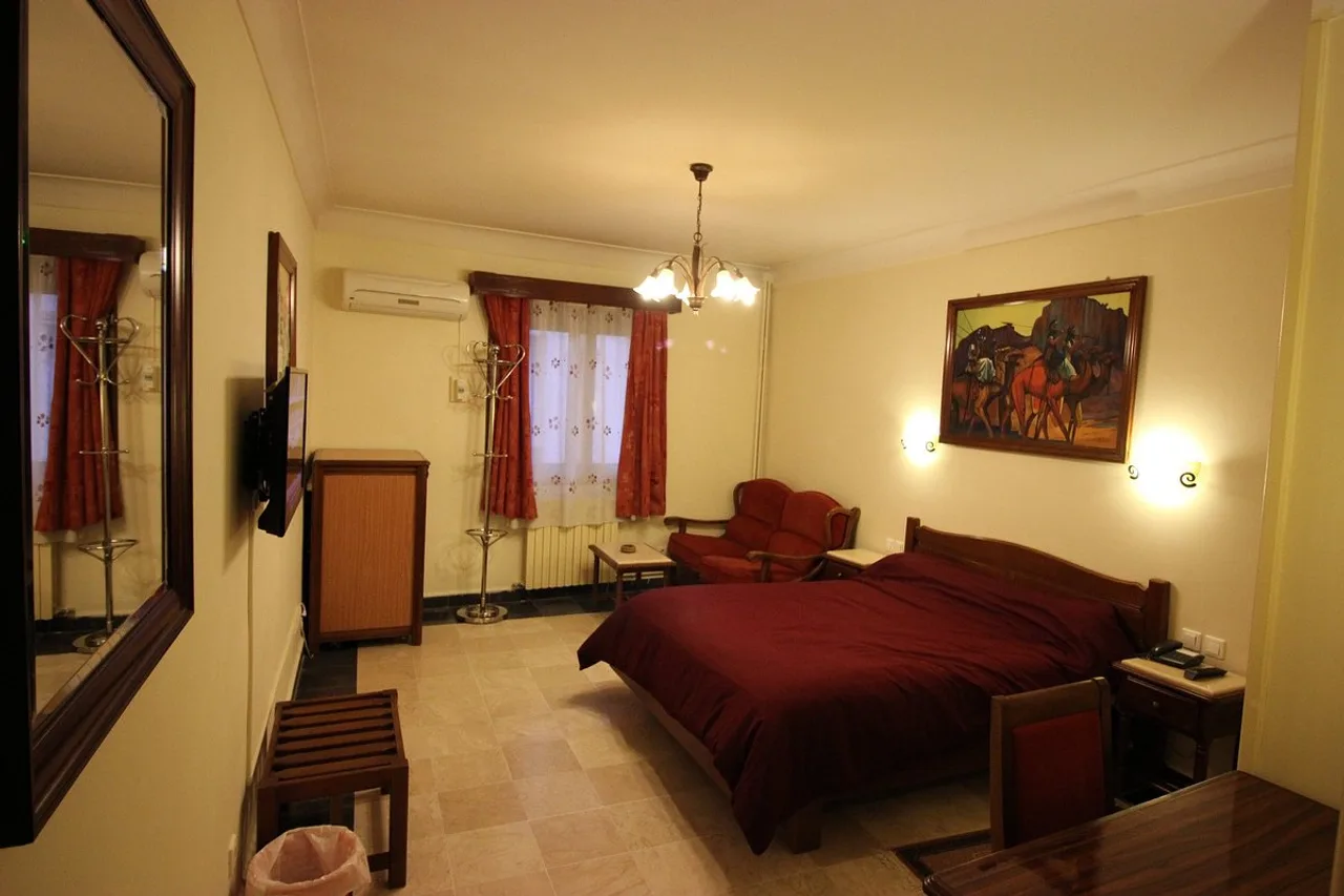 AZ Hotel Hydra — rooms and atmosphere