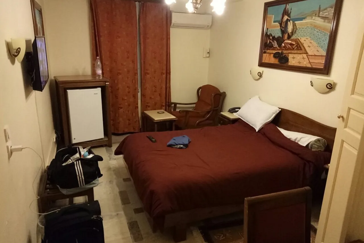 AZ Hotel Hydra — rooms and atmosphere