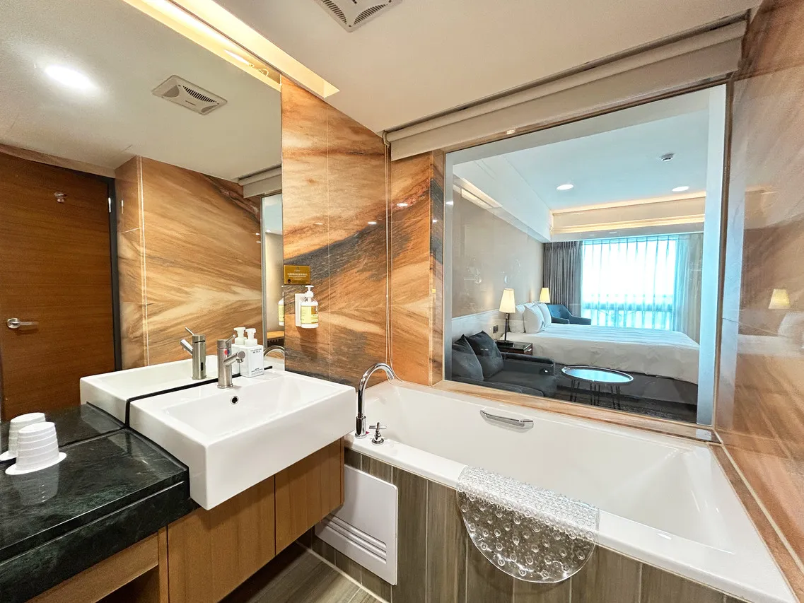 Azure Hotel Hualien City — rooms and atmosphere