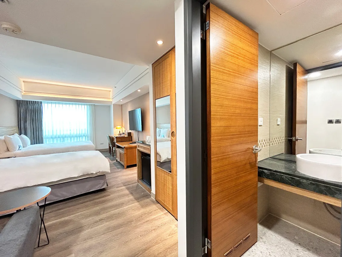 Azure Hotel Hualien City — rooms and atmosphere