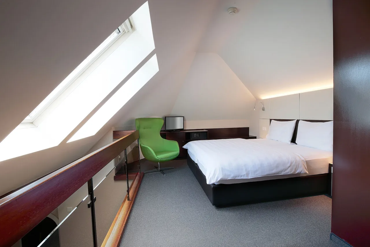 B_smart Motel Basel — rooms and atmosphere