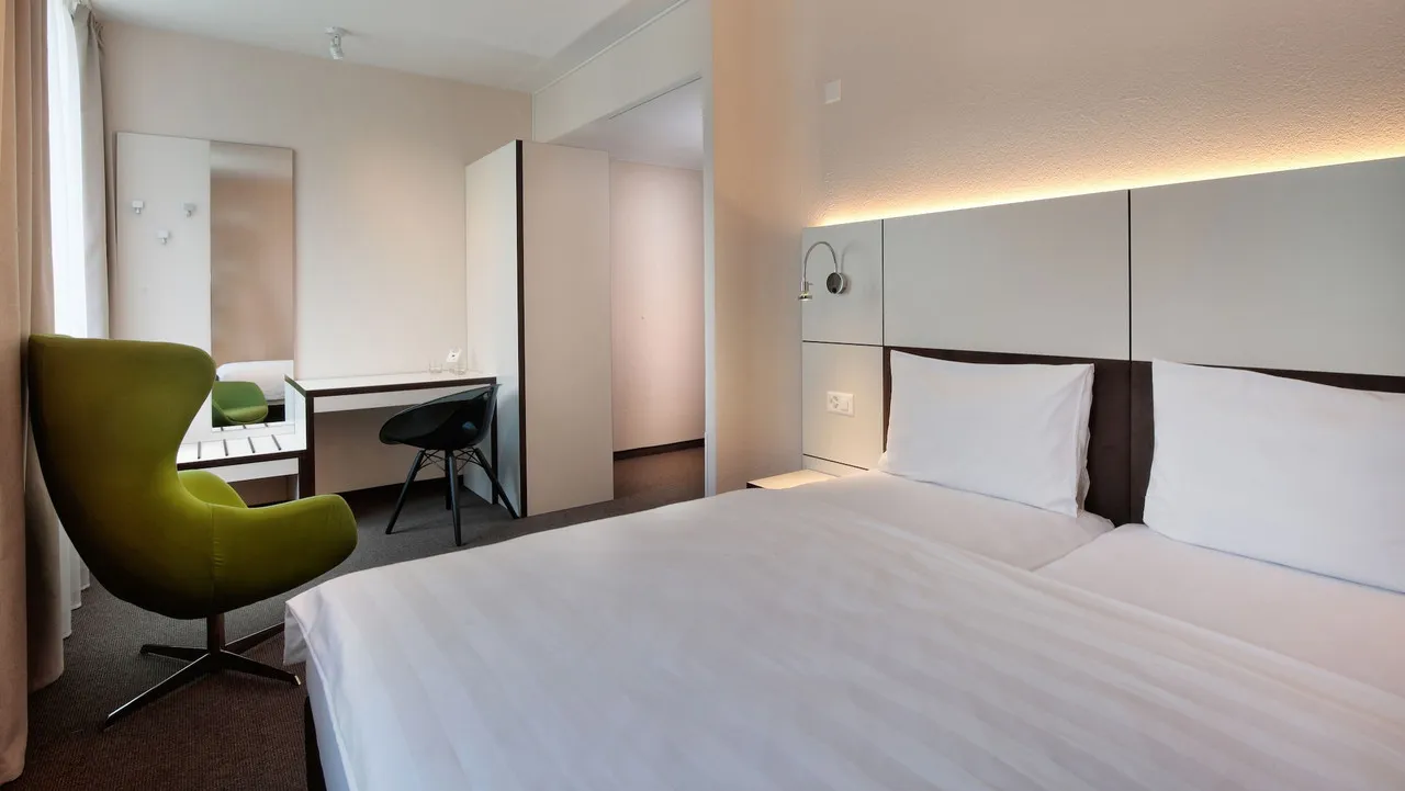 B_smart Motel Basel — rooms and atmosphere