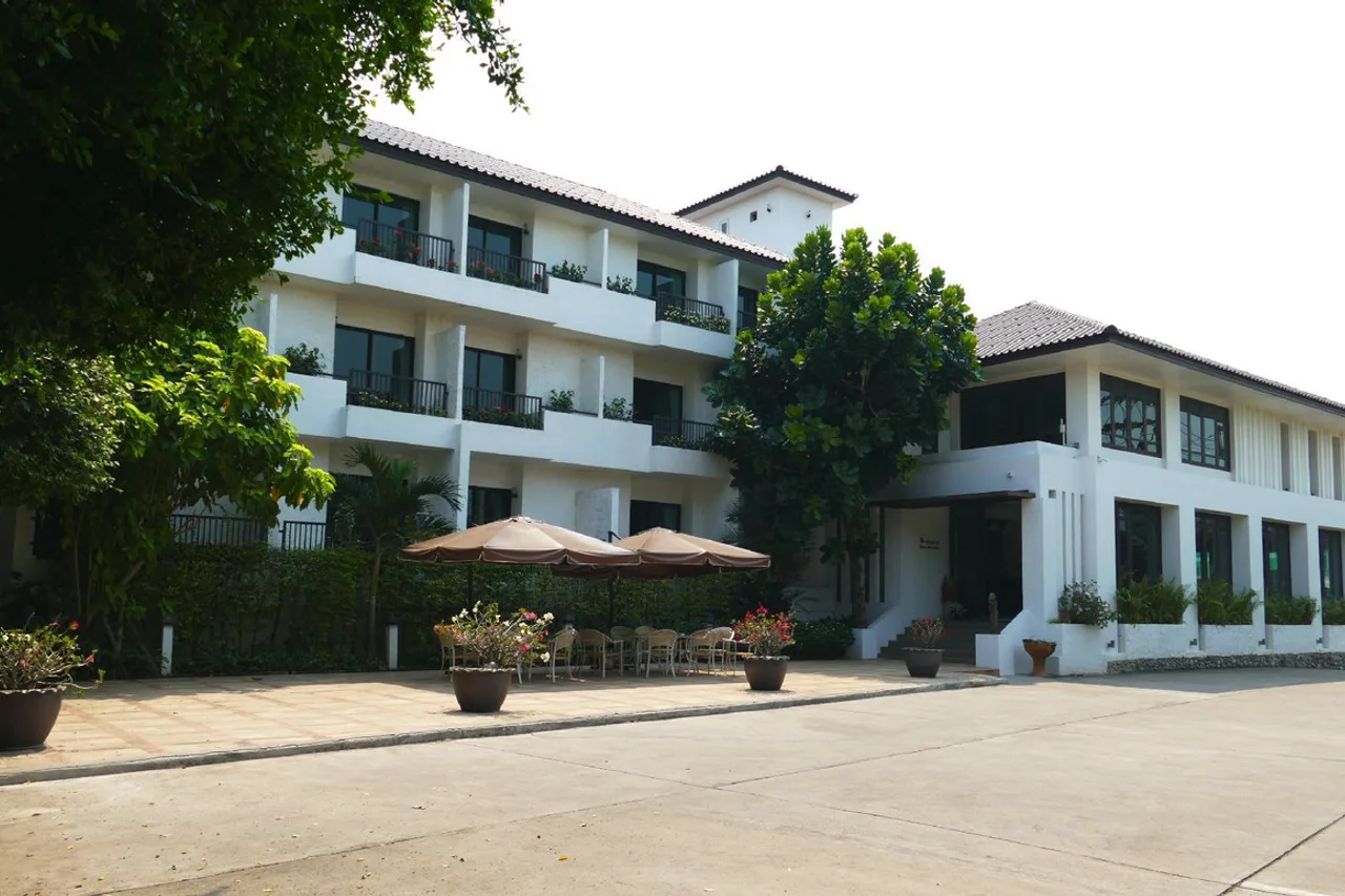 โรงแรม Baan Nan Hotel ซอย 1 ถนนหน่อคำ ต.ในเวียง กลางเมืองน่าน — ย่านเงียบร่มรื่น เดินราว 10-15 นาที (~1 กม.) ถึงวัดภูมินทร์และถนนคนเดินกำแพงเมืองน่าน ใกล้แม่น้ำน่านและตลาดเช้า/เย็น ห่างสนามบินน่านนคร ~3.6 กม.