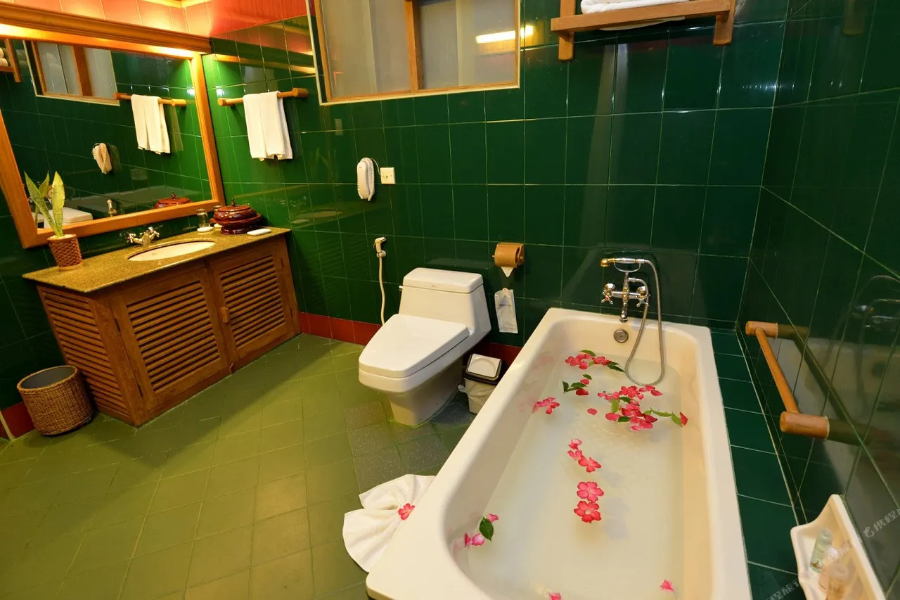 Bagan Thande Hotel — rooms and atmosphere