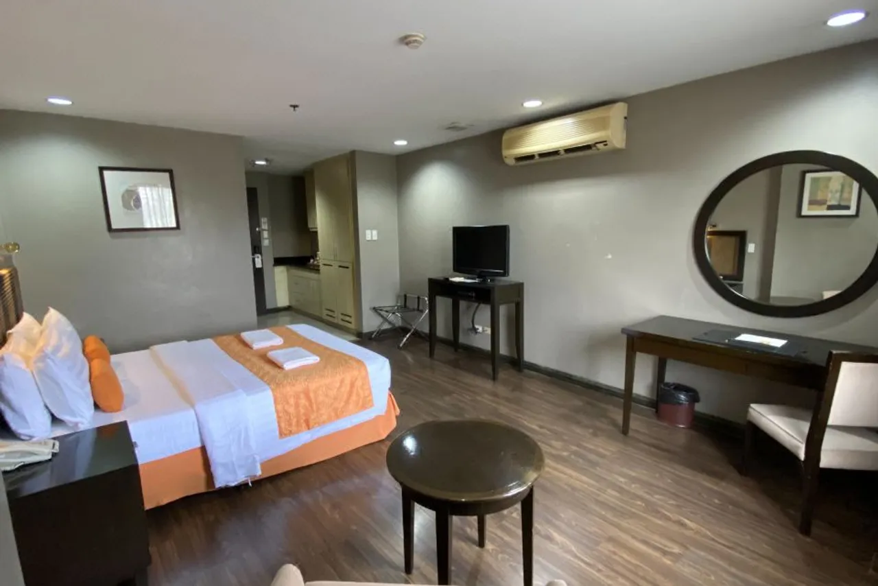Baguio Burnham Suites Hotel — rooms and atmosphere