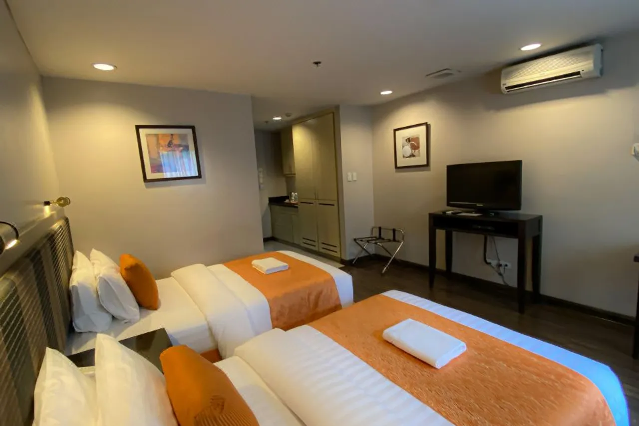 Baguio Burnham Suites Hotel — rooms and atmosphere