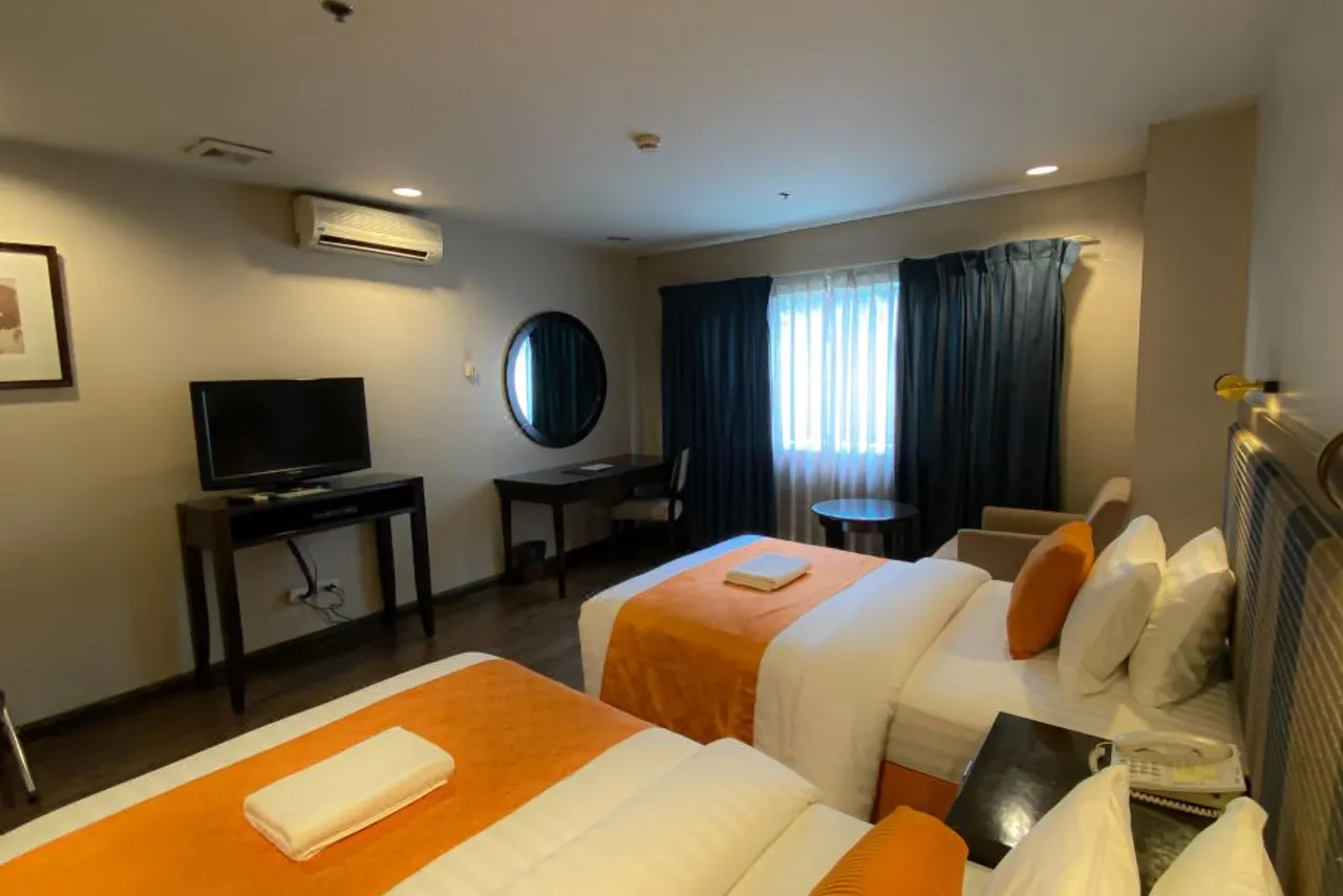Baguio Burnham Suites Hotel — rooms and atmosphere