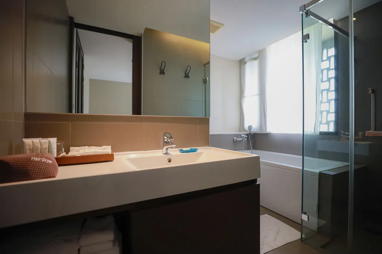 Balcony Courtyard Sriracha Hotel & Serviced Apartments — rooms and atmosphere