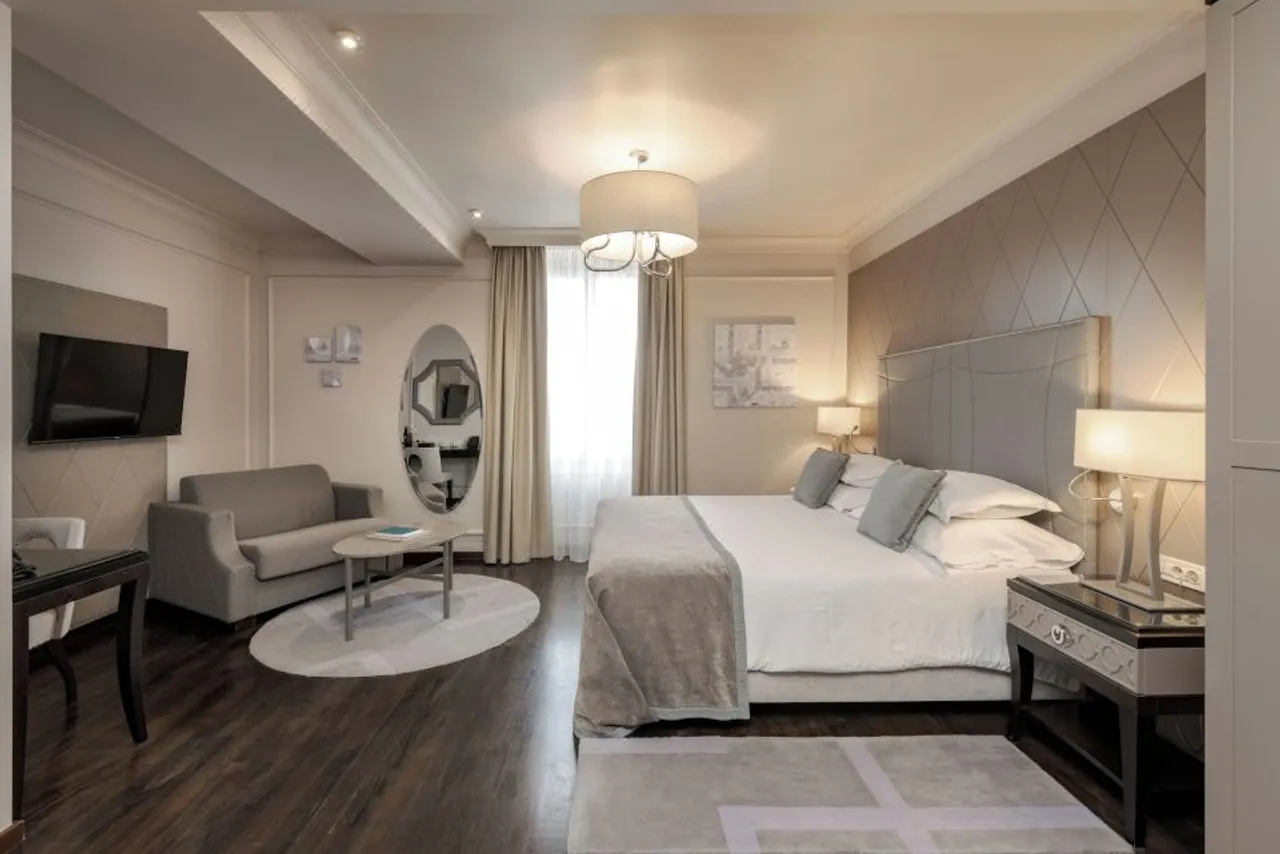 Bastion Heritage Hotel - Relais & Chateaux — rooms and atmosphere