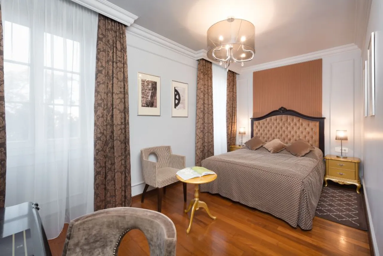 Bastion Heritage Hotel - Relais & Chateaux — rooms and atmosphere