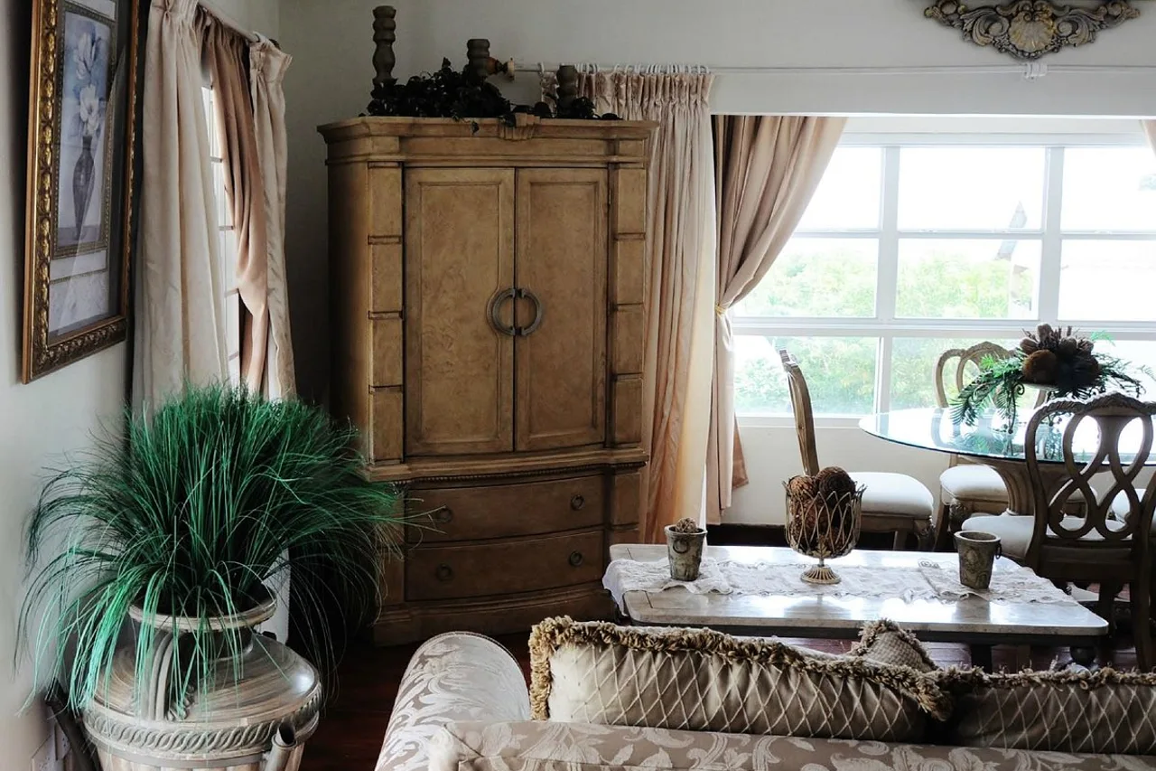 Beachcombers Hotel — rooms and atmosphere