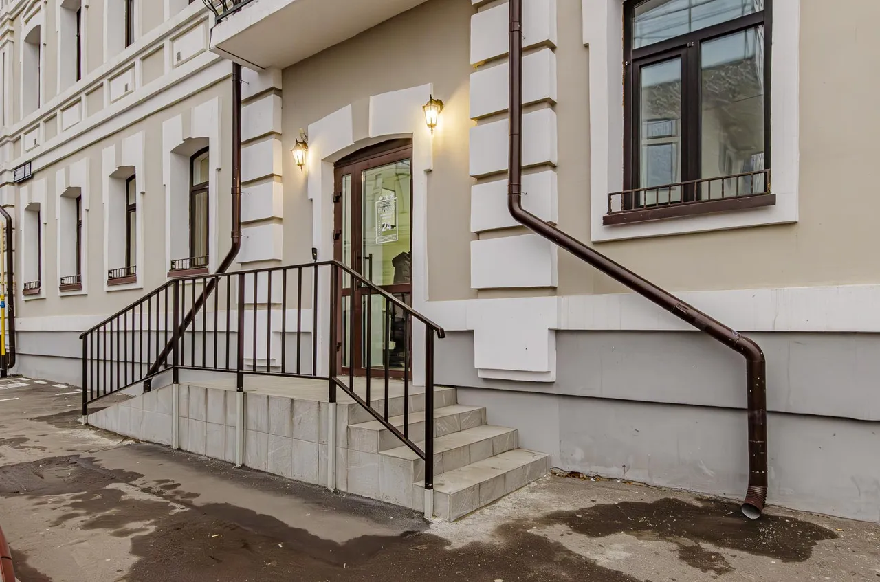 Lowcost Hotel Berison Kamala — rooms and atmosphere