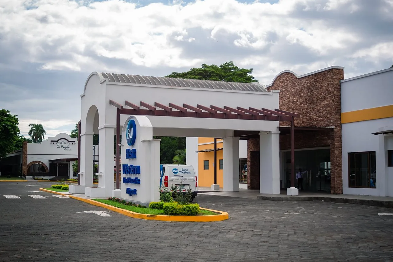 Best Western Las Mercedes Airport Managua — rooms and atmosphere