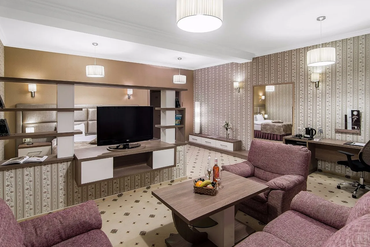 Best Western Plus Flowers Hotel — rooms and atmosphere