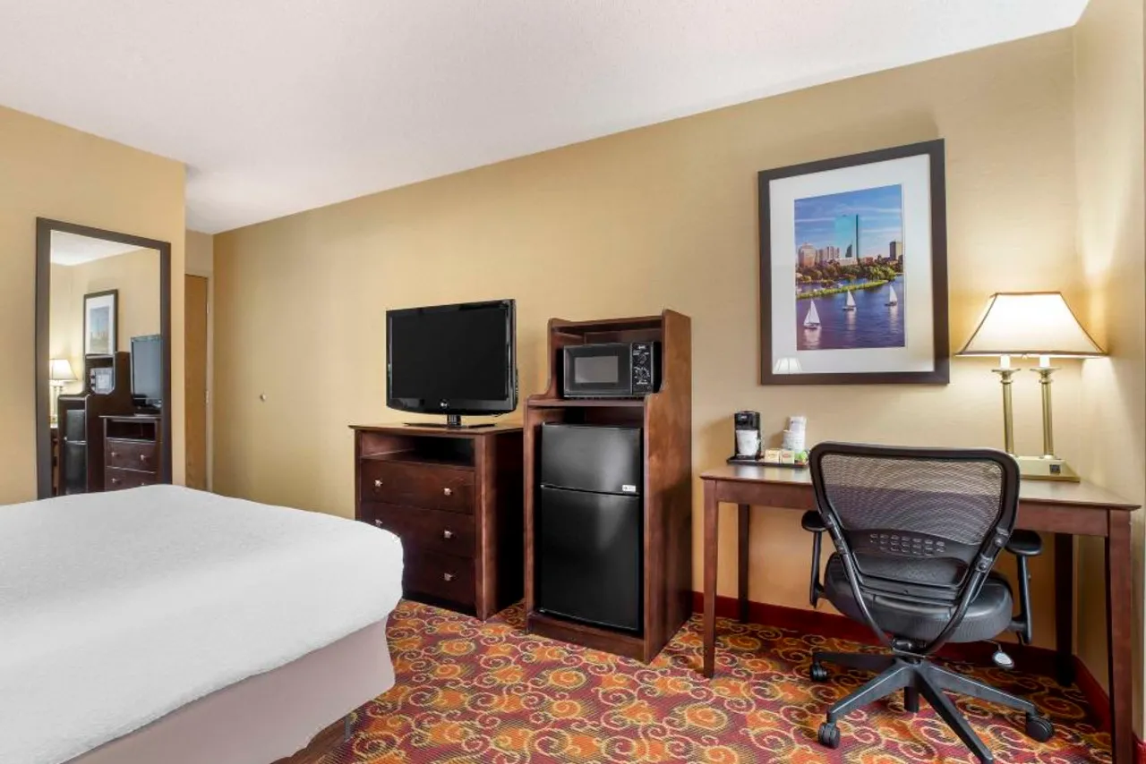 Best Western Plus The Inn at Sharon/Foxboro — rooms and atmosphere