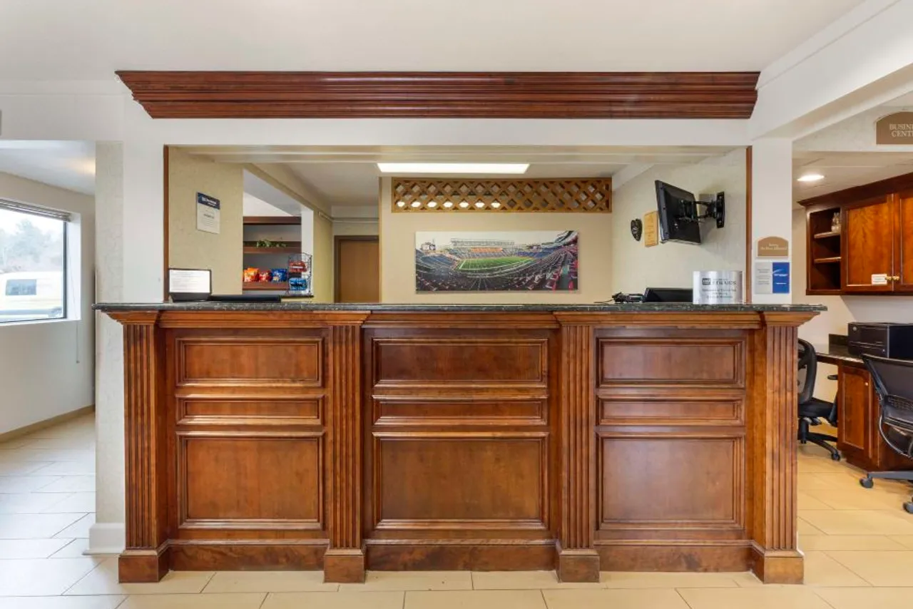 Best Western Plus The Inn at Sharon/Foxboro — rooms and atmosphere