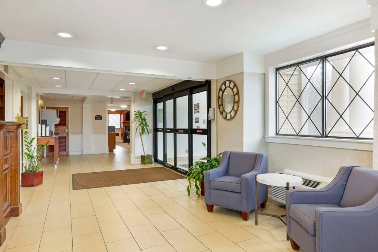 Best Western Plus The Inn at Sharon/Foxboro — rooms and atmosphere