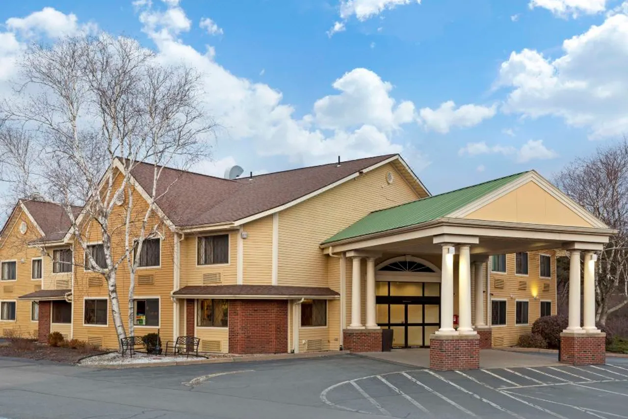 Best Western Plus The Inn at Sharon/Foxboro — rooms and atmosphere