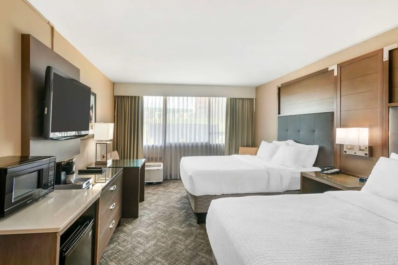 Best Western Plus Kansas City Sports Complex Hotel — rooms and atmosphere