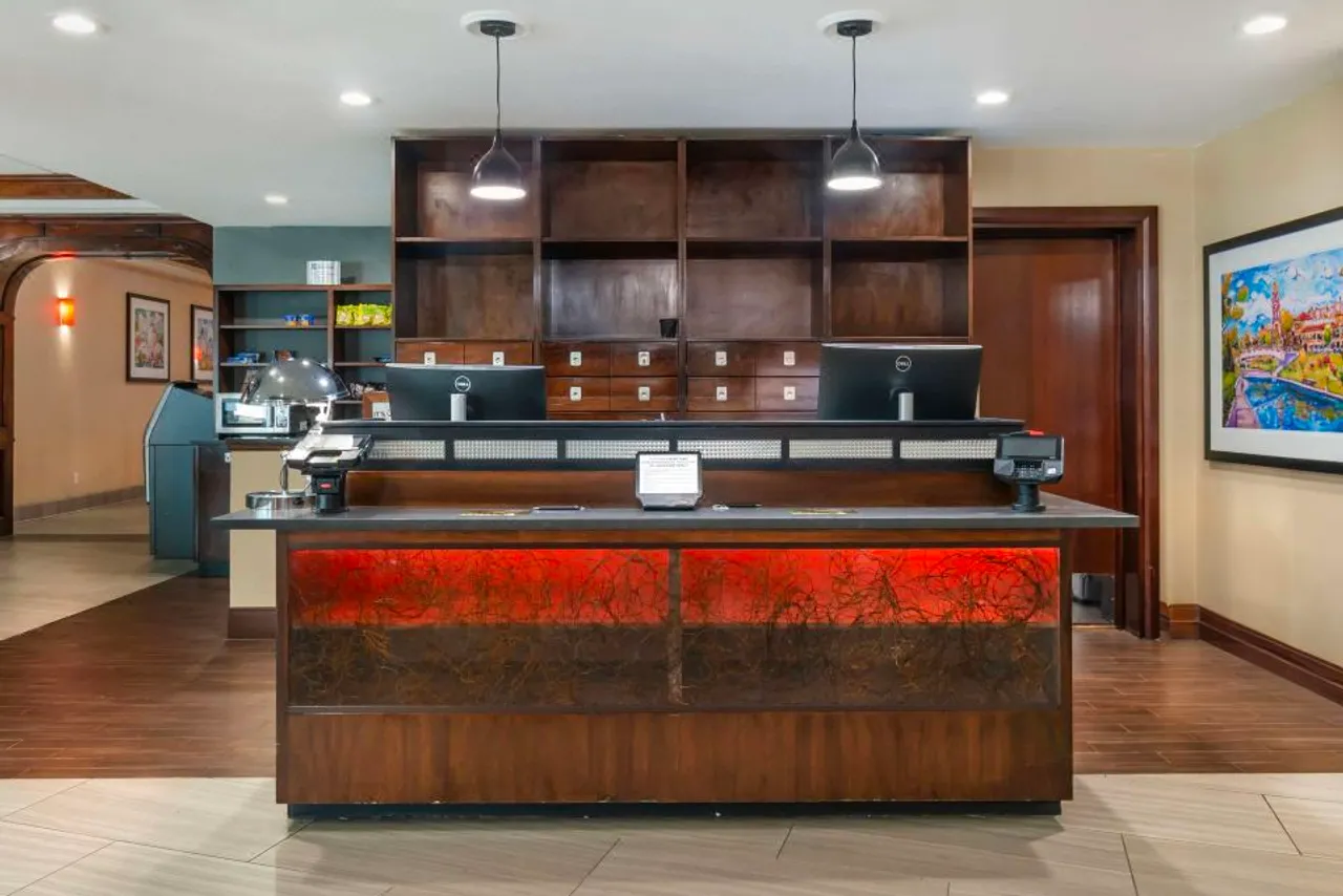 Best Western Plus Kansas City Sports Complex Hotel — rooms and atmosphere
