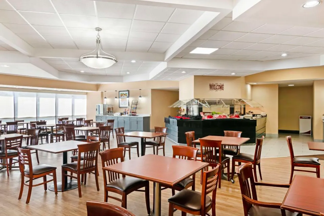 Best Western Plus Kansas City Sports Complex Hotel — rooms and atmosphere
