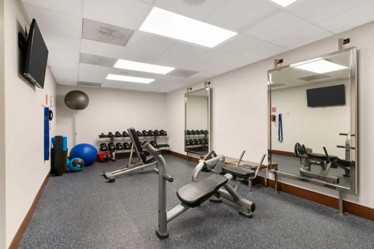 Best Western Plus Kansas City Sports Complex Hotel — rooms and atmosphere