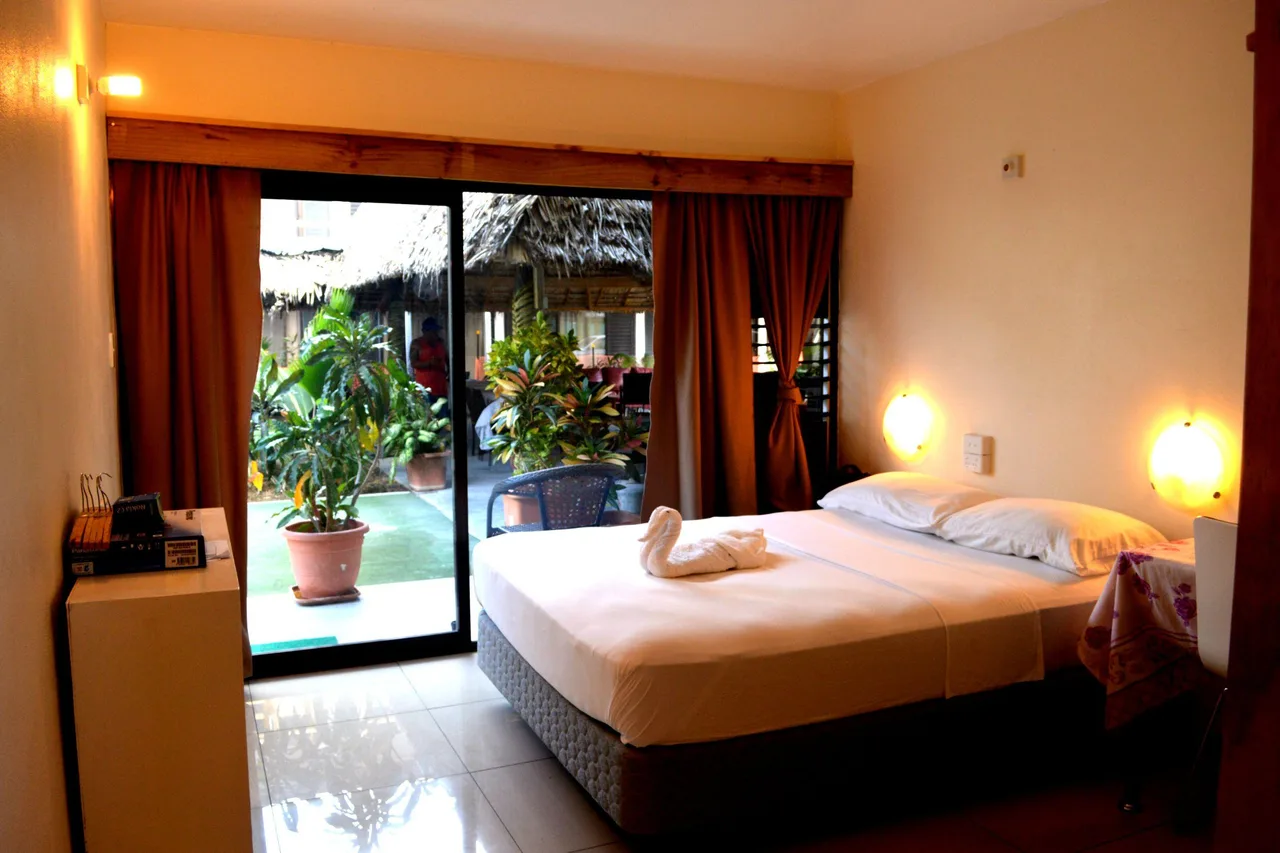 Betio Lodge — rooms and atmosphere