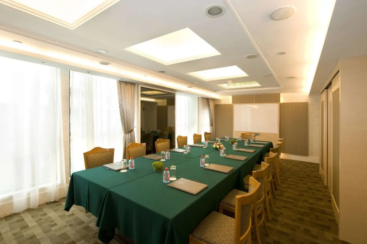 Bishop Lei International House — rooms and atmosphere